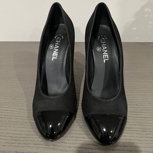 Chanel Pump with pearl on heel